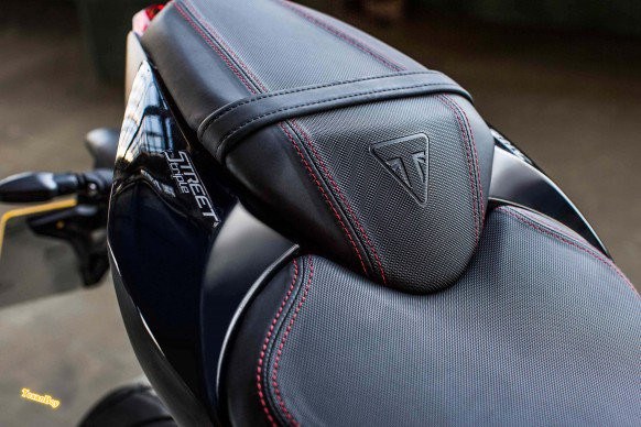 011017-2017-triumph-MY17-Street-Triple-R-Seatdetails-582x388.jpg