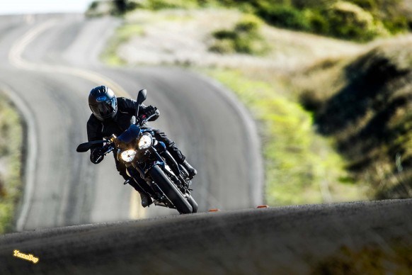 011017-2017-triumph-Street-Triple-R-BA8I0384_-582x388.jpg