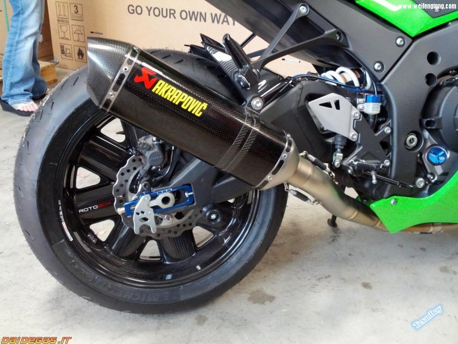 kawasaki-zx10r-2012-rotobox-carbon-wheels-5.jpg