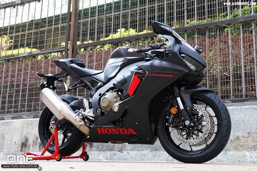 2017_HONDA_CBR1000RR_01.jpg
