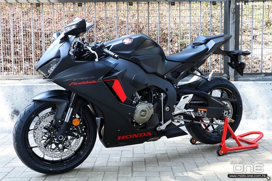 2017_HONDA_CBR1000RR_07.jpg