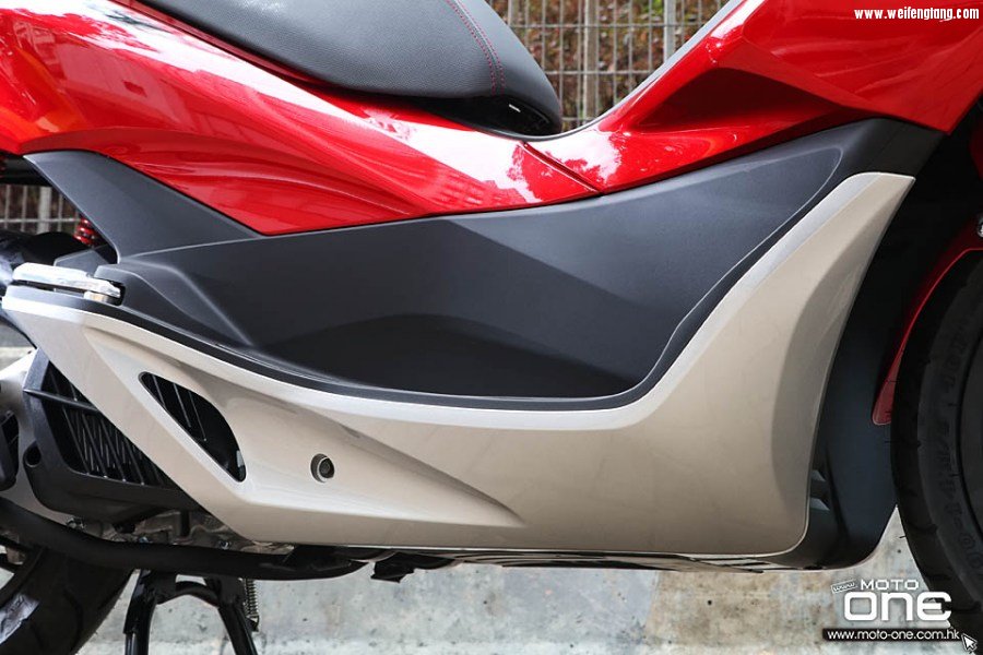 2017_HONDA_PCX150_05.jpg