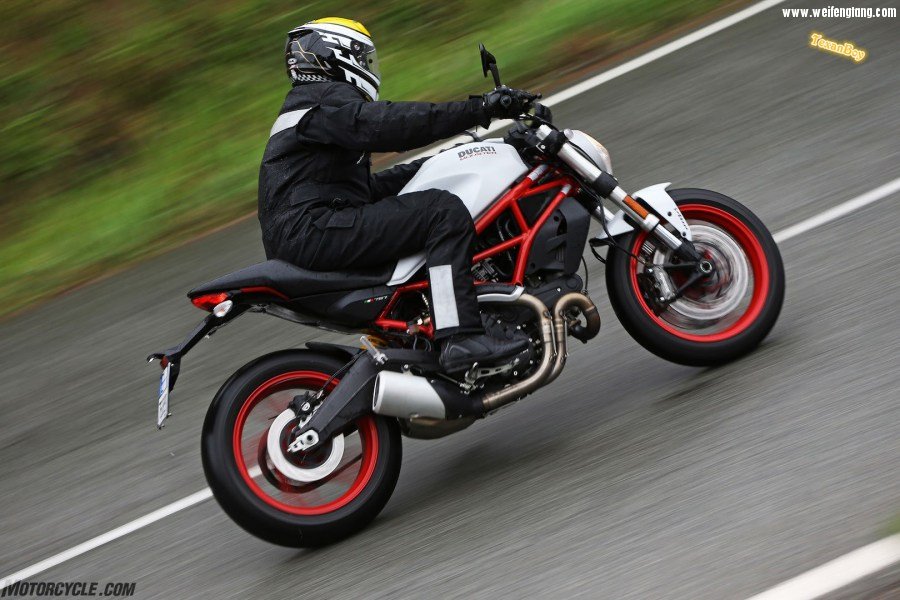 032717-2017-ducati-monster-797-AS3Y0467.jpg