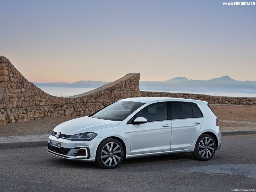 Volkswagen-Golf_GTE-2017-1280-01.jpg