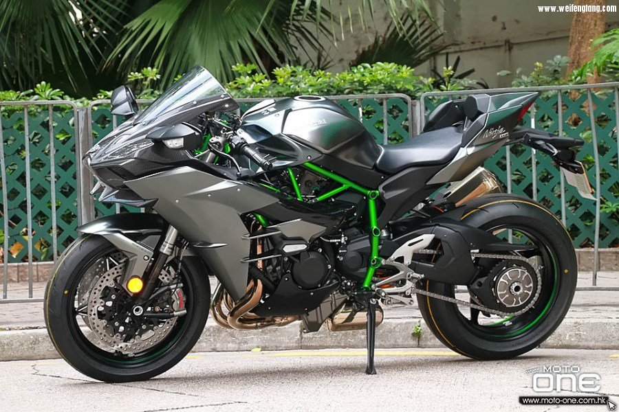 2017_KAWASAKI_NINJA_H2_CARBON_02.jpg