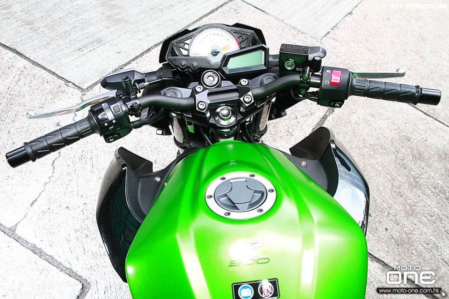 2017_KAWASAKI_Z300_09.jpg