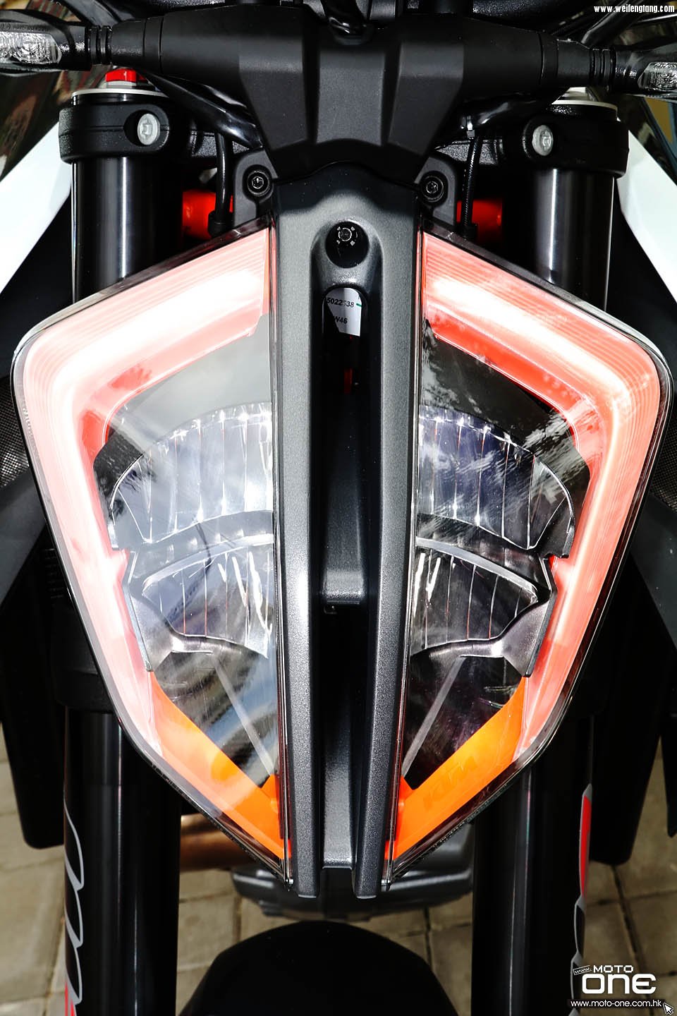 2017_KTM_1290_Super_Duke_R_03.jpg