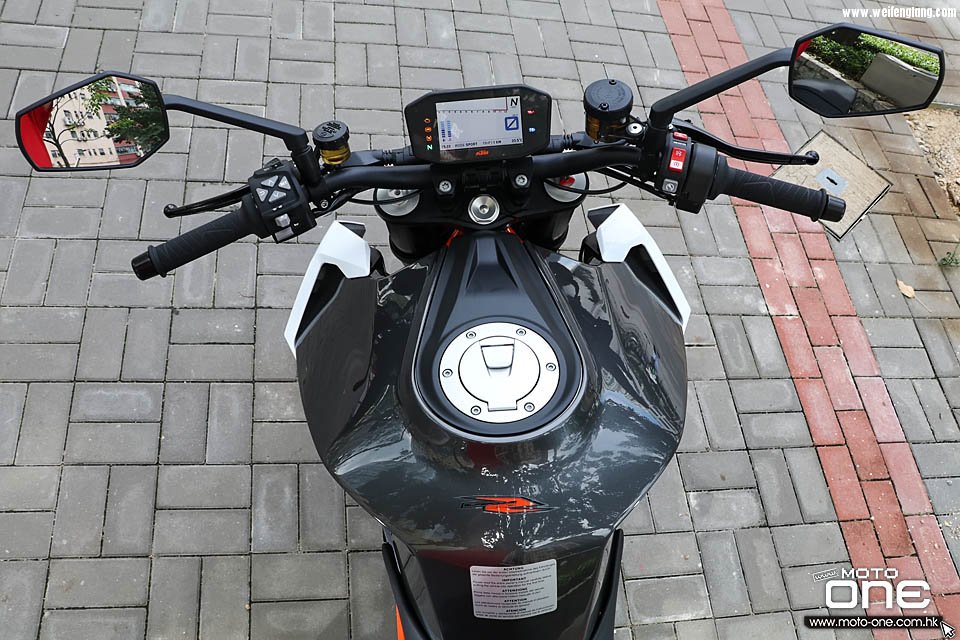 2017_KTM_1290_Super_Duke_R_08.jpg