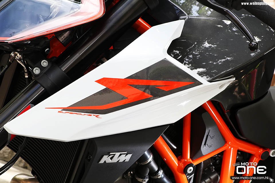 2017_KTM_1290_Super_Duke_R_25.jpg