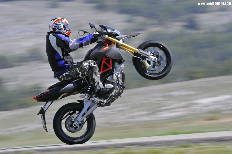 Dorsoduro 750 Factory-3.jpg