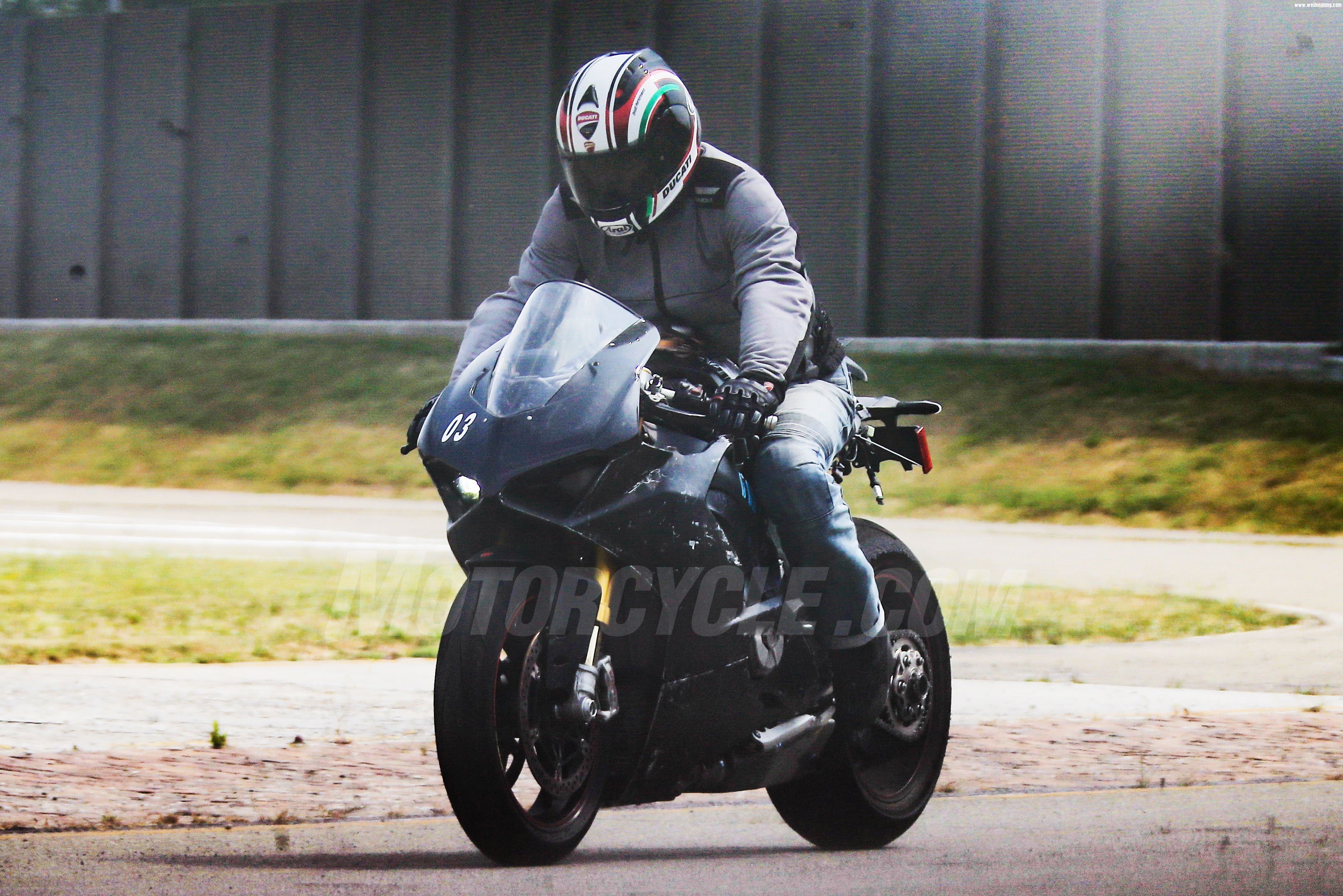 062817-2018-Ducati-V4-Superbike-003.jpg
