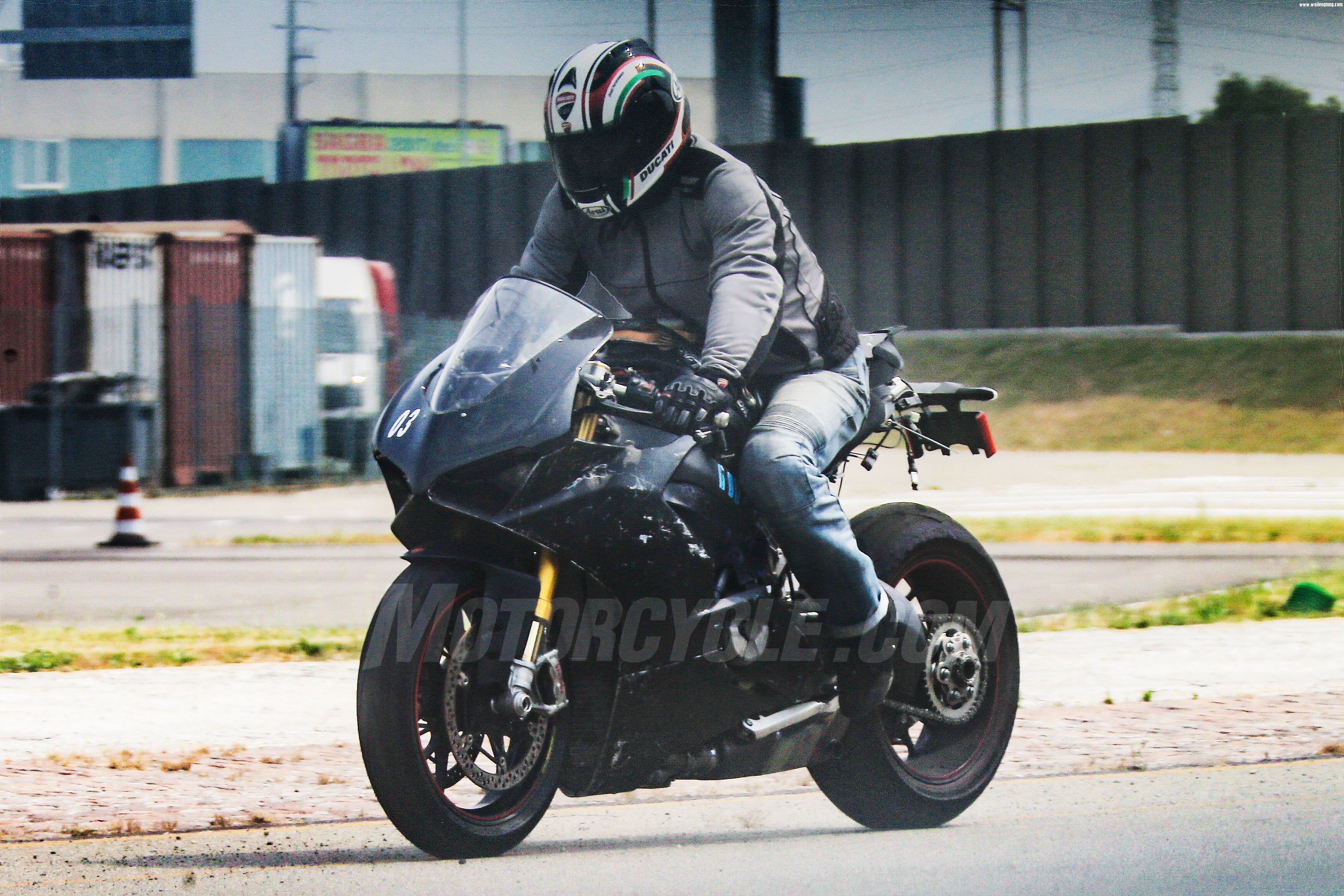 062817-2018-Ducati-V4-Superbike-004.jpg