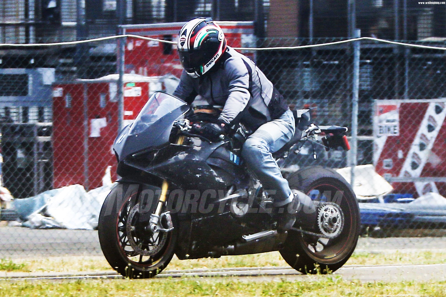 062817-2018-Ducati-V4-Superbike-005.jpg