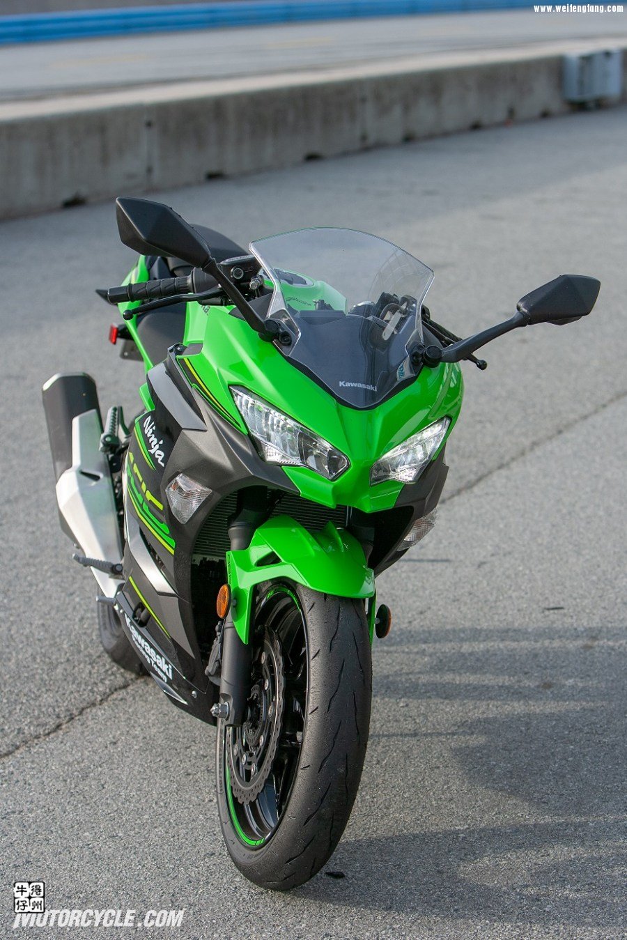 062218-Lightweight-Sportbikes-Kawasaki-Ninja-400-07.jpg