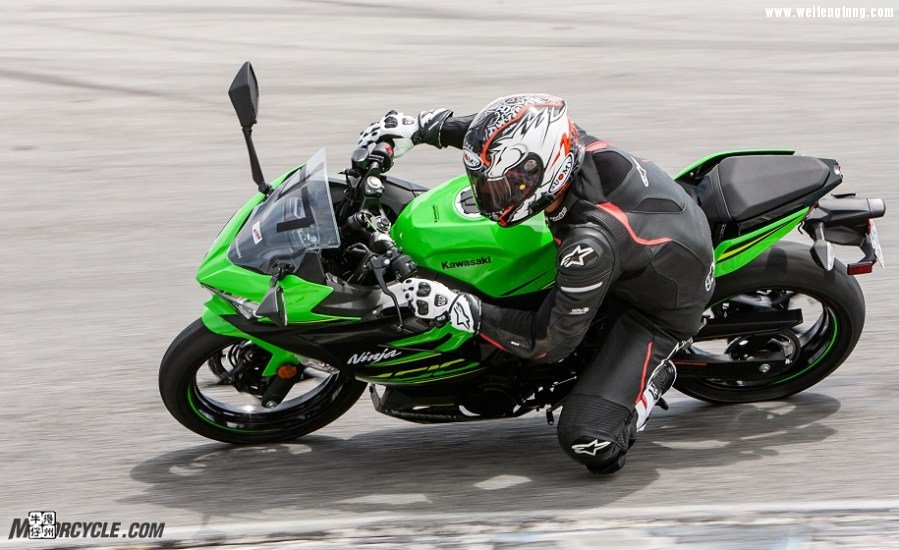 062218-Lightweight-Sportbikes-Kawasaki-Ninja-400-8232.jpg