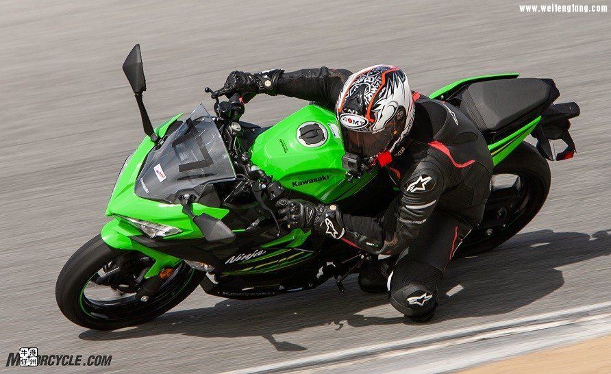 062218-Lightweight-Sportbikes-Kawasaki-Ninja-400-8473.jpg