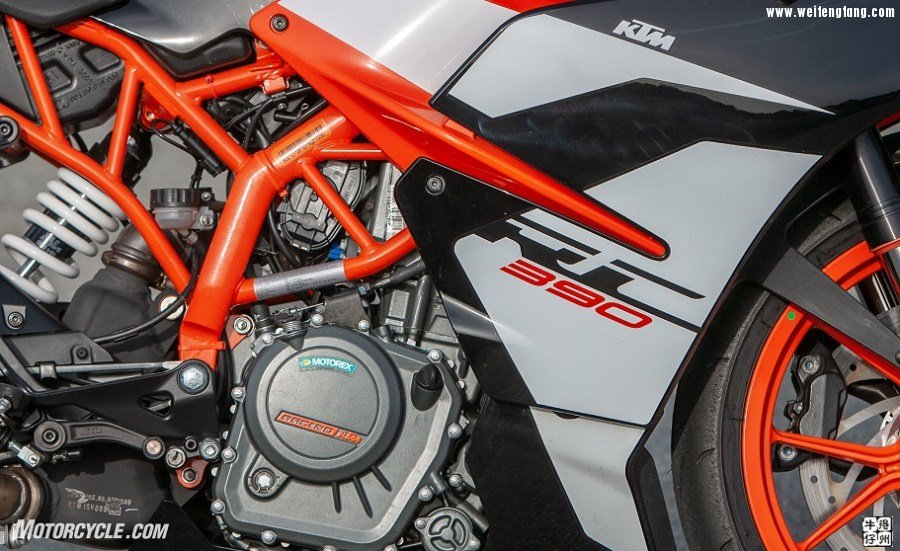 062218-Lightweight-Sportbikes-KTM-RC390-03.jpg