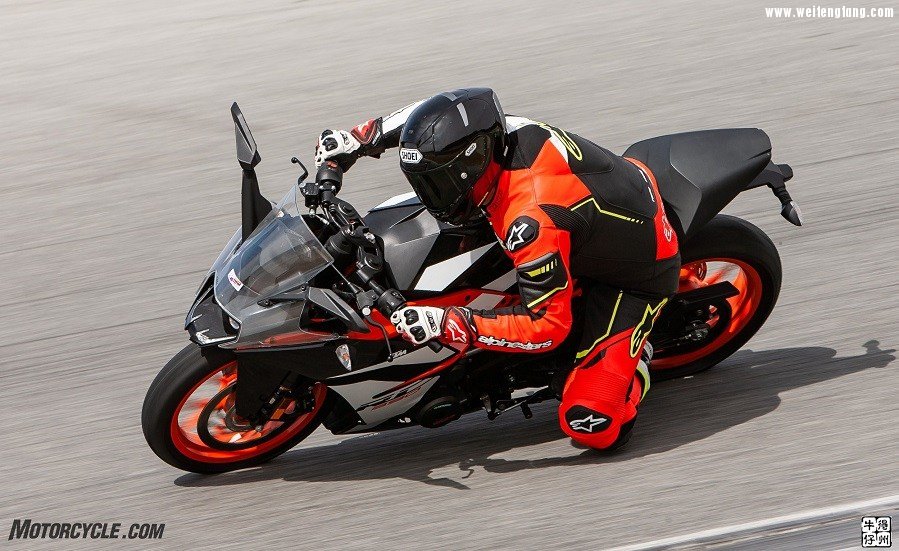 062218-Lightweight-Sportbikes-KTM-RC390-8394.jpg