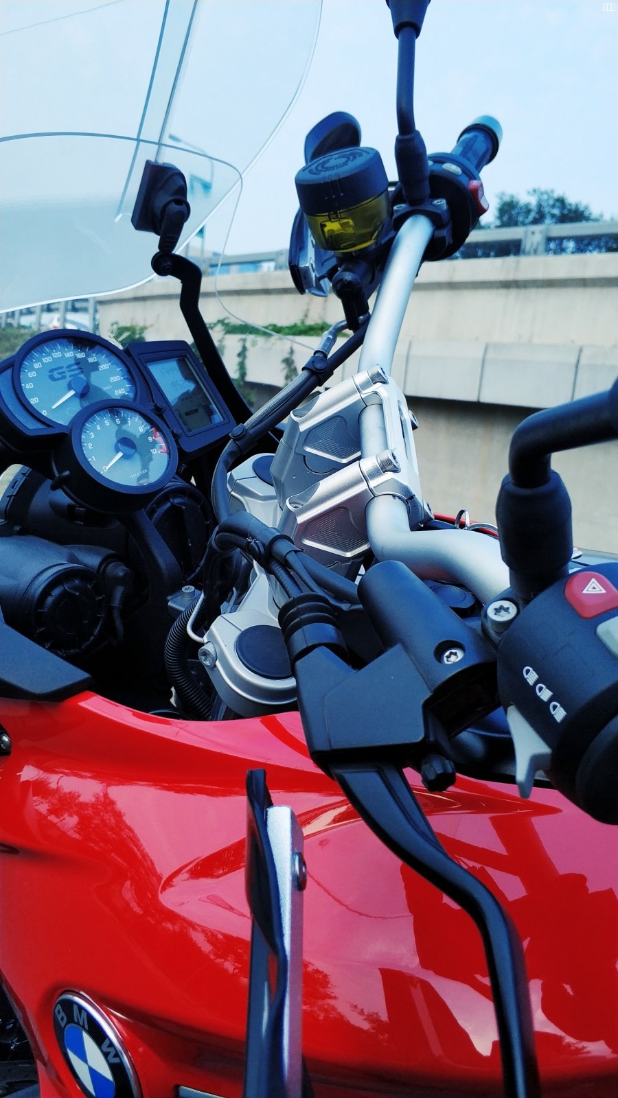 仪表底色重新配色 显示屏信息布局比较老款更丰富