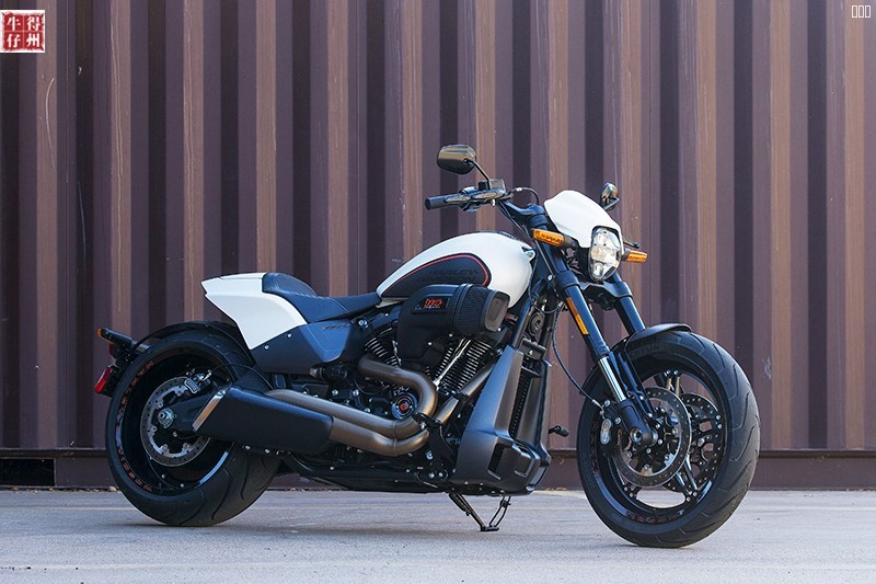 Harley-Davidson-FXDR-114-right-front-quarter.jpg