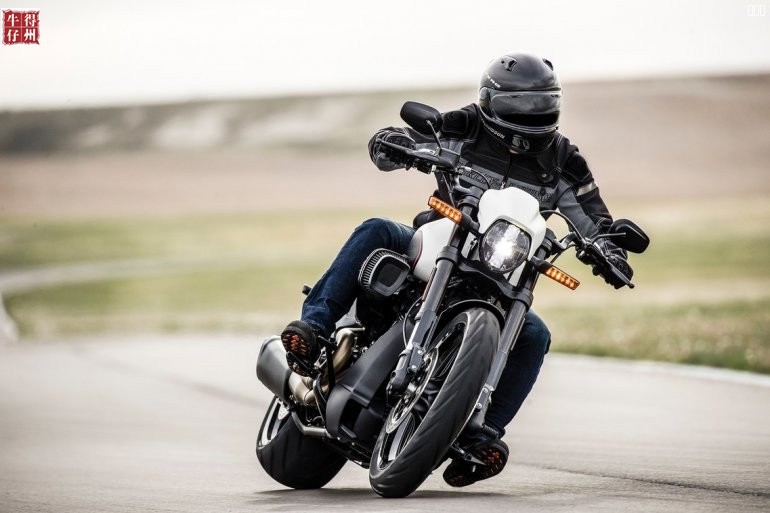 Harley-Davidson-FXDR-114-dynamic-front-right-quarter.jpg