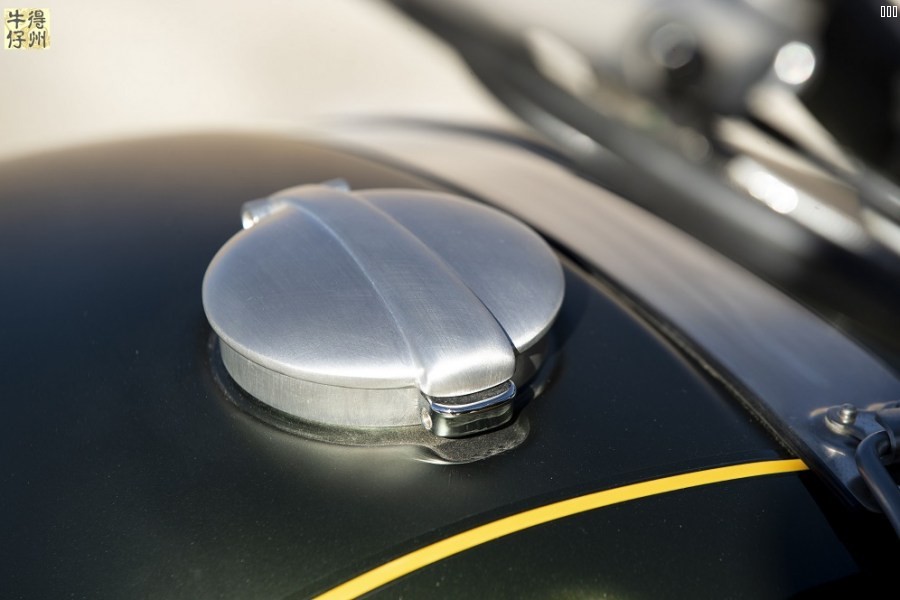 102418-2019-Triumph-Scrambler-1200-XC-Detail-12.jpg