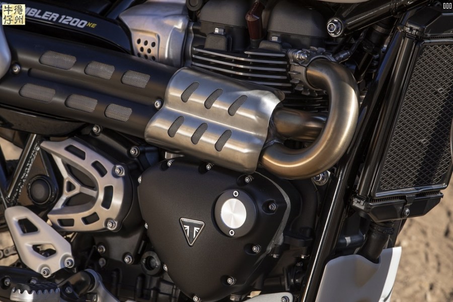 102418-2019-Triumph-Scrambler-1200-XC-Detail-23.jpg