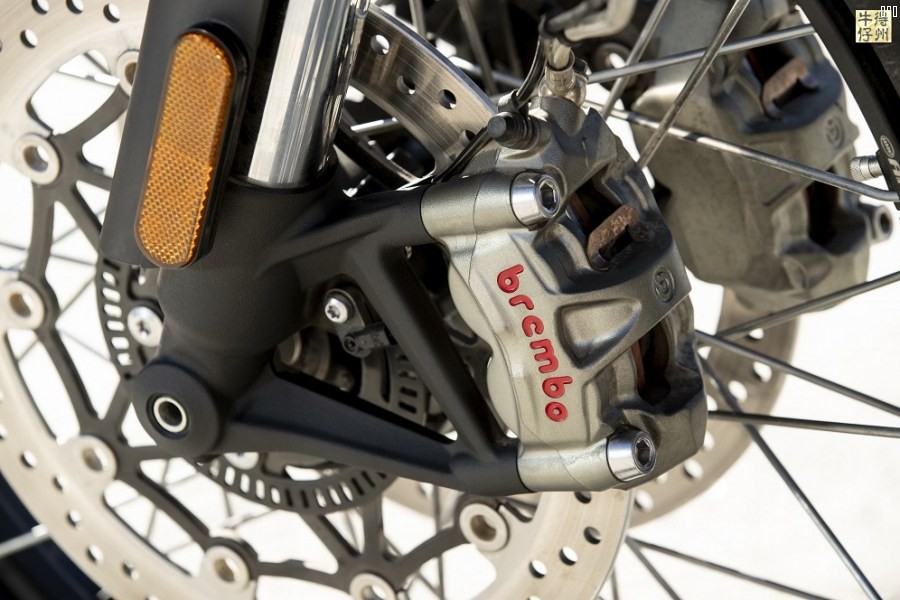 102418-2019-Triumph-Scrambler-1200-XE-Detail-1.jpg
