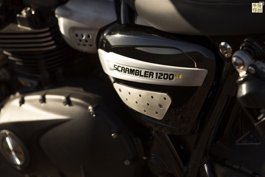 102418-2019-Triumph-Scrambler-1200-XE-Detail-22.jpg