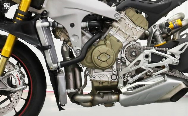 120418-2018-ducati-panigale-v4-s-speciale-no-fairing-engine-oil-cooler-633x389.jpg