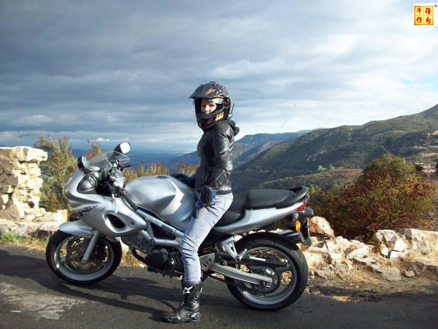 women-motorcycle.jpg